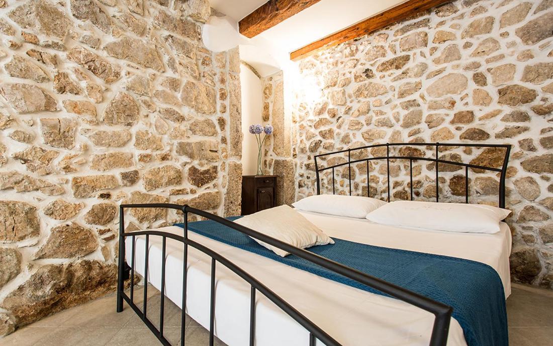 Apartment & Room Antonio Vrbnik Bagian luar foto