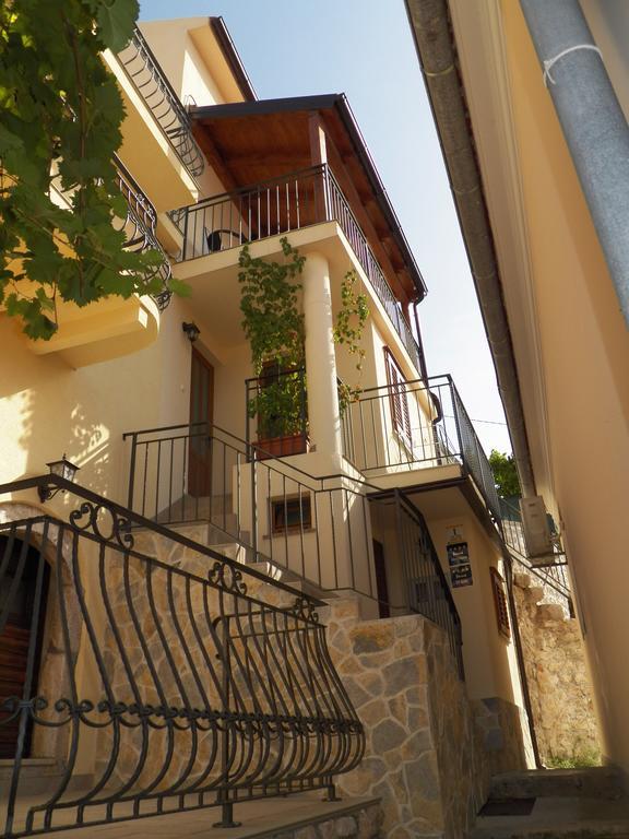 Apartment & Room Antonio Vrbnik Bagian luar foto