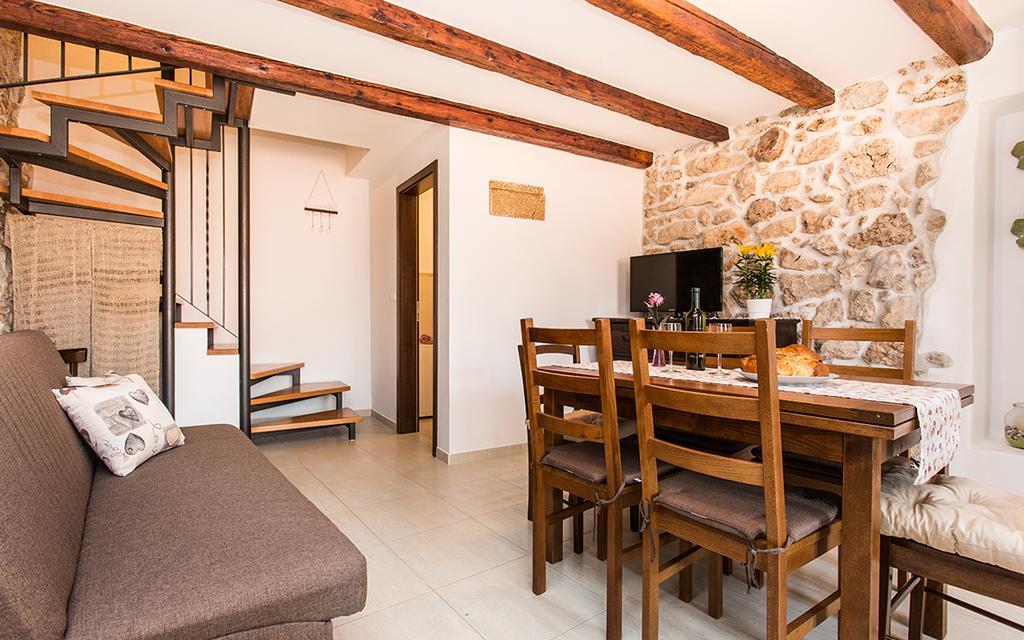 Apartment & Room Antonio Vrbnik Bagian luar foto