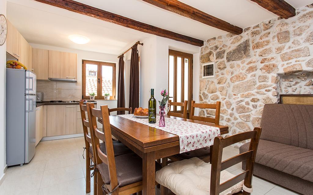 Apartment & Room Antonio Vrbnik Bagian luar foto