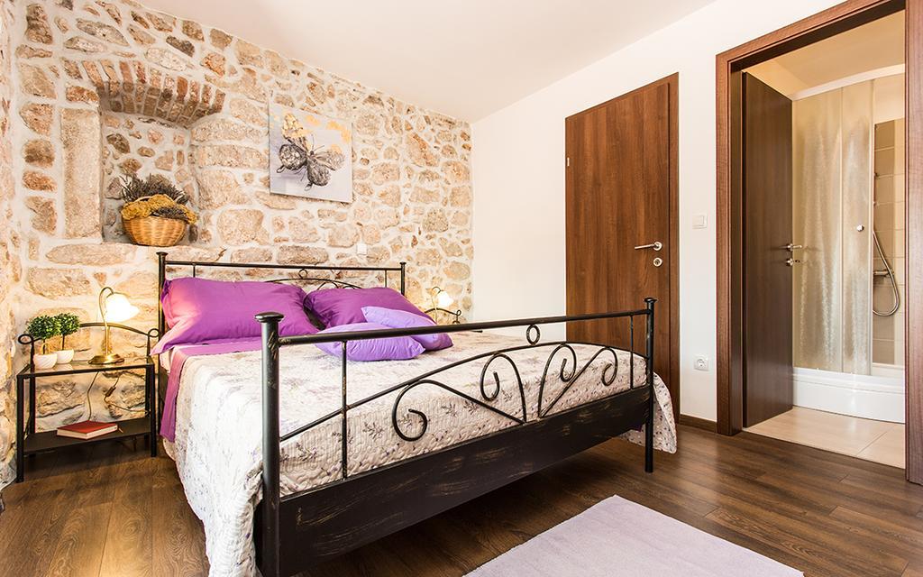 Apartment & Room Antonio Vrbnik Bagian luar foto