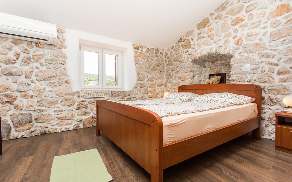 Apartment & Room Antonio Vrbnik Bagian luar foto