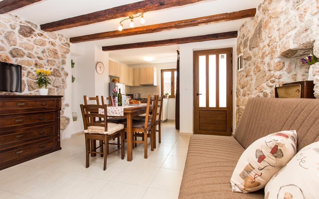 Apartment & Room Antonio Vrbnik Bagian luar foto