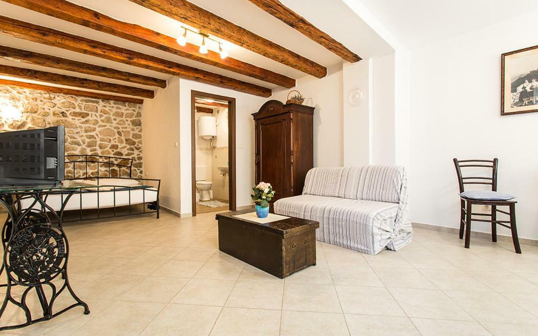 Apartment & Room Antonio Vrbnik Bagian luar foto