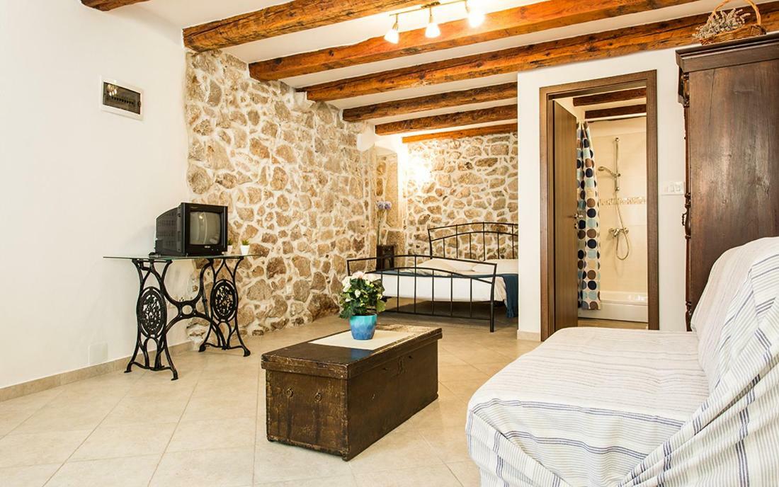 Apartment & Room Antonio Vrbnik Bagian luar foto