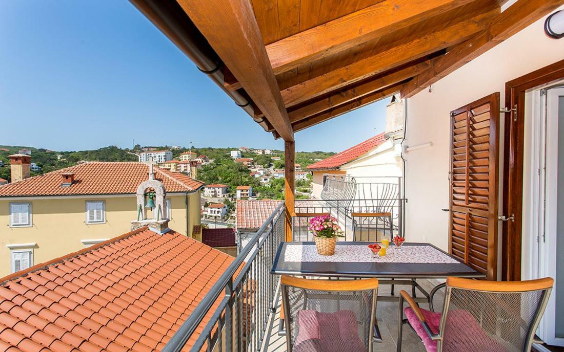 Apartment & Room Antonio Vrbnik Bagian luar foto