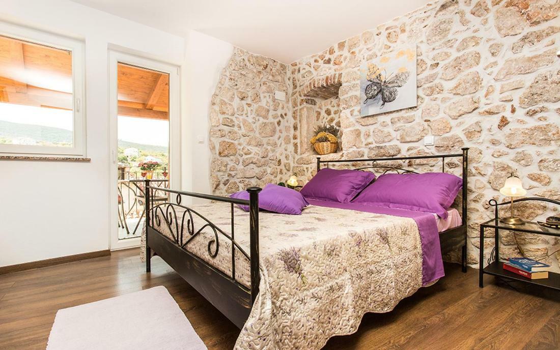 Apartment & Room Antonio Vrbnik Bagian luar foto